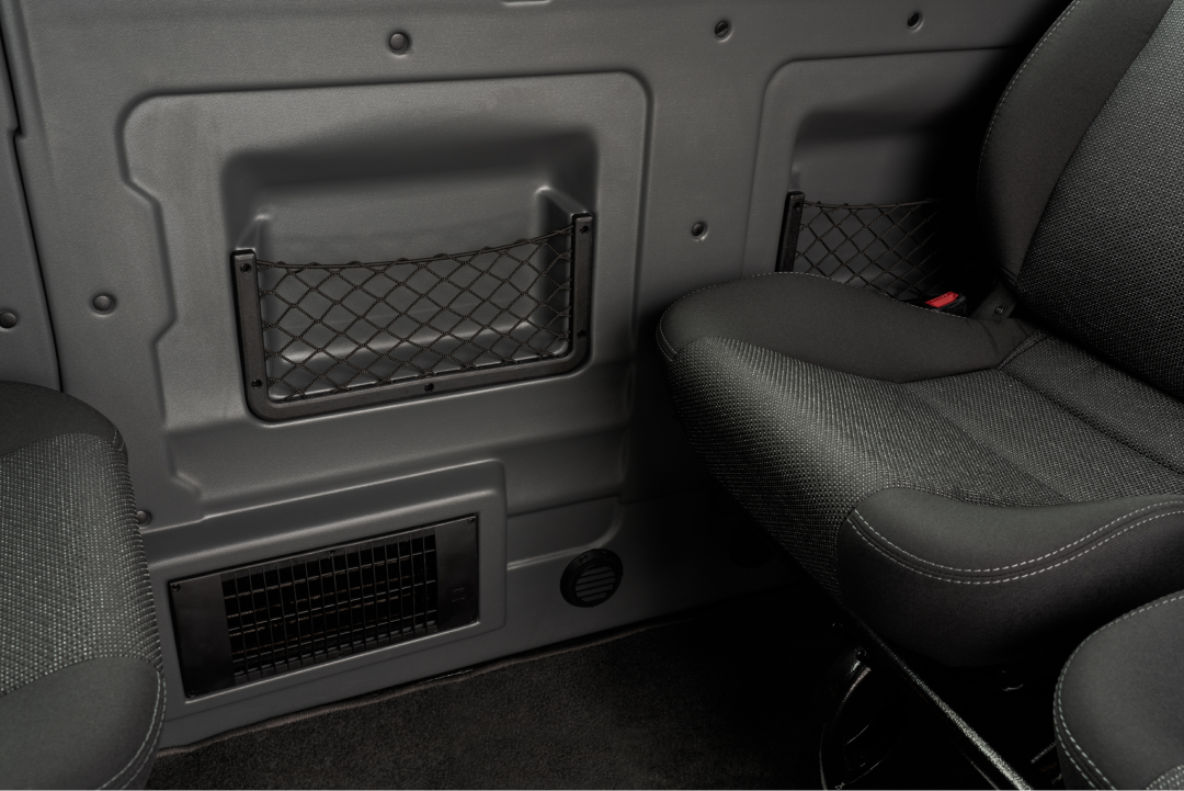 Ablagefach über den Köpfen der Passagiere